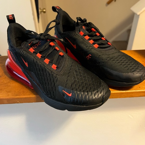Boys size 7 Airmax 270s in red and black - Picture 2 of 2